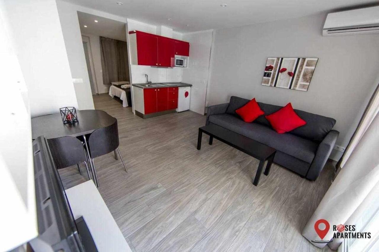 Roses Apartments Red Loft Vista Mar Lateral Exterior photo